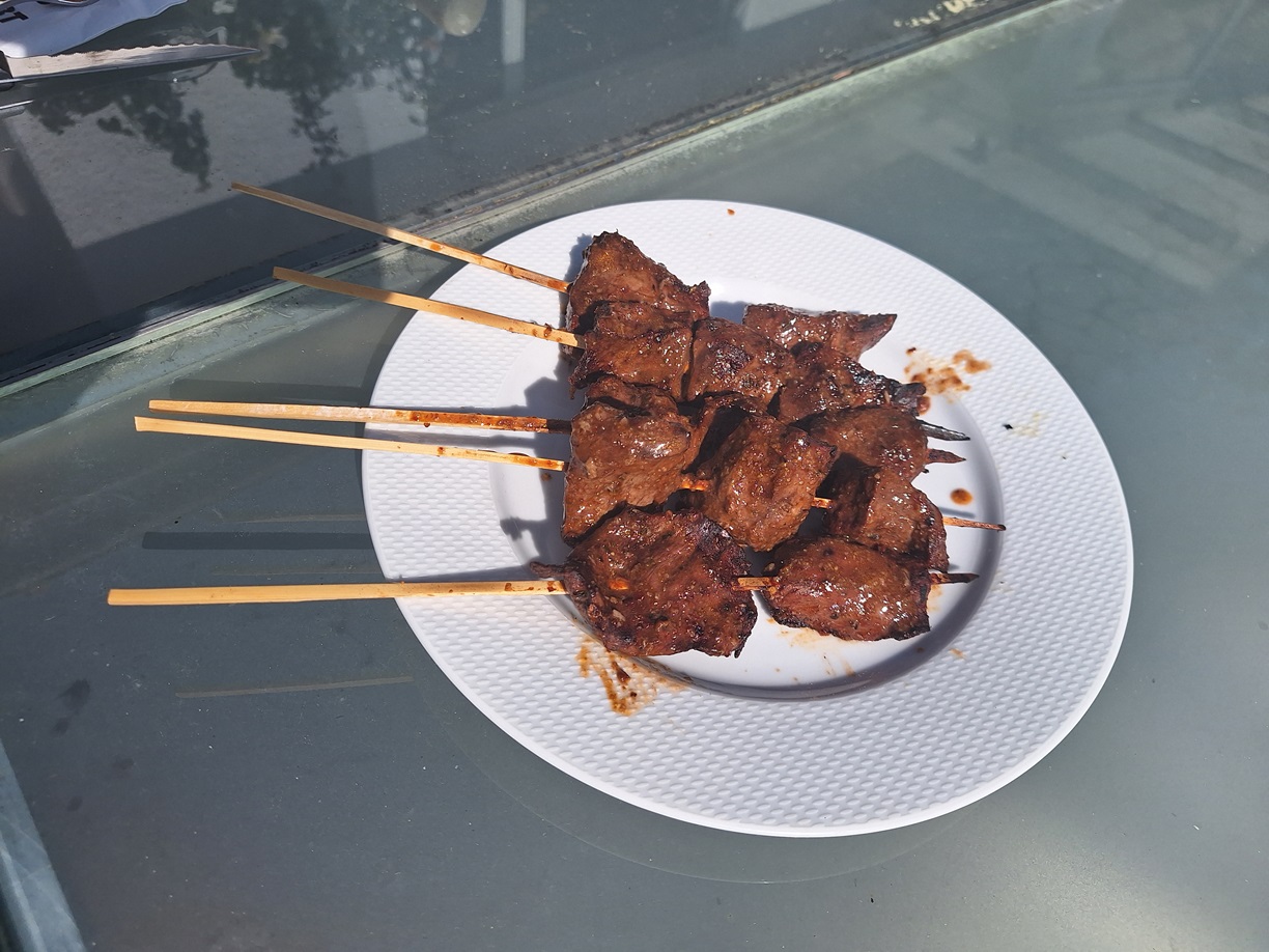 Les brochettes sont usuellement faites de barres de bambou