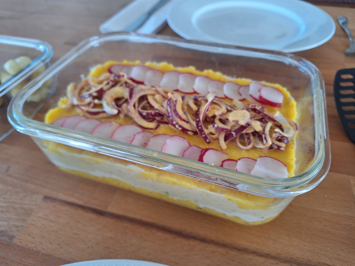 Servi dans un plat de cuisson ou dans des vérines/petites portions réalisées avec des moules, la présentation peut être très créative