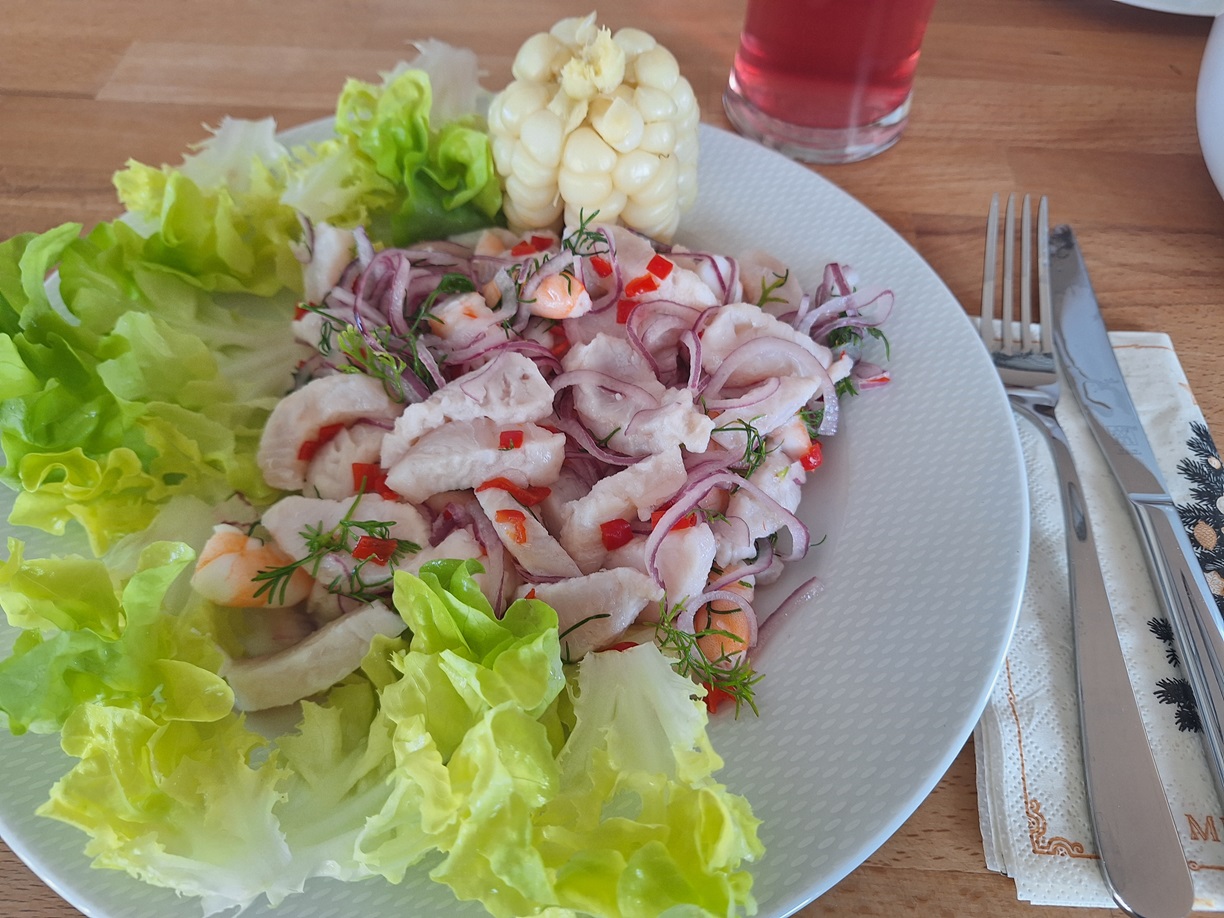 Bien accompagné avec du maïs et de la laitue, pour le 100% original, un morceau de patate douce et de la canchita s'imposent