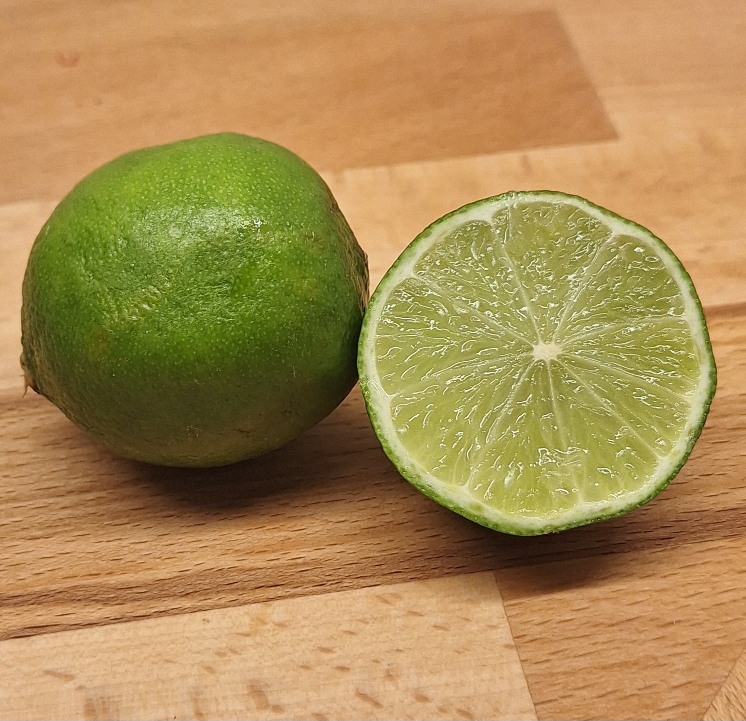 Citron vert à peau fine de Colombie ou Vietnam, voir d'Espagne